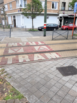 Sécuriser les traversées des voies de tram et des arrêts de surface pour les personnes déficientes visuelles