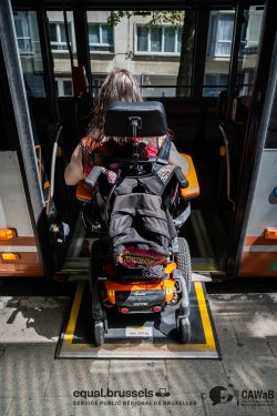 La STIB achète de nouveaux bus hybrides : seront-ils accessibles ?